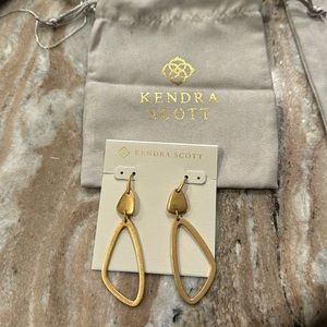 Kendra Scott Kira gold earrings!💕